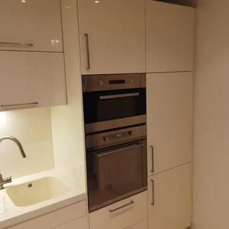Spacious In 6 Near Center *