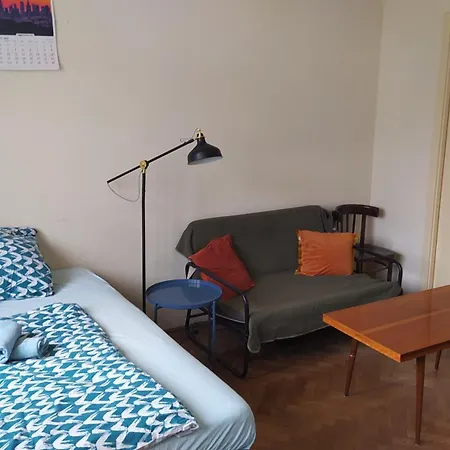 Spacious In 6 Near Center *