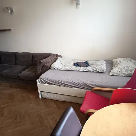Spacious In 6 Near Center *