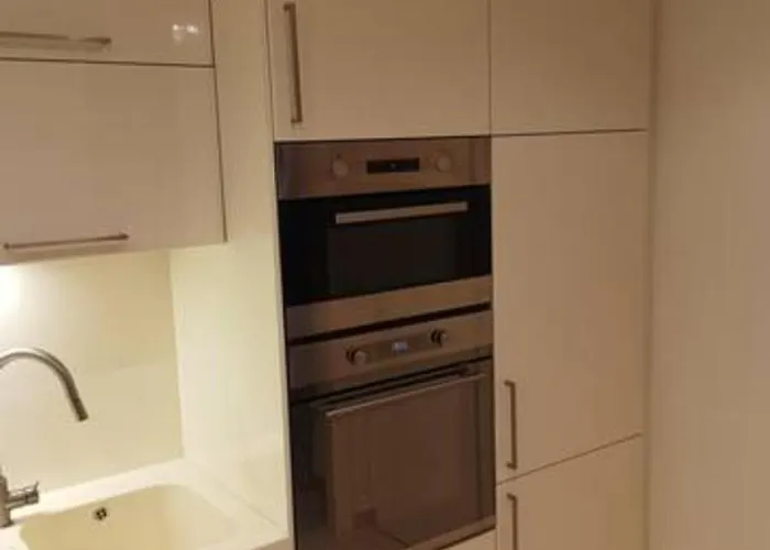 Spacious In 6 Near Center *