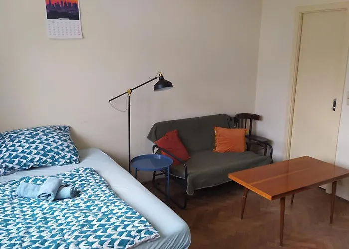 Spacious In 6 Near Center *