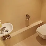 Spacious In 6 Near Center